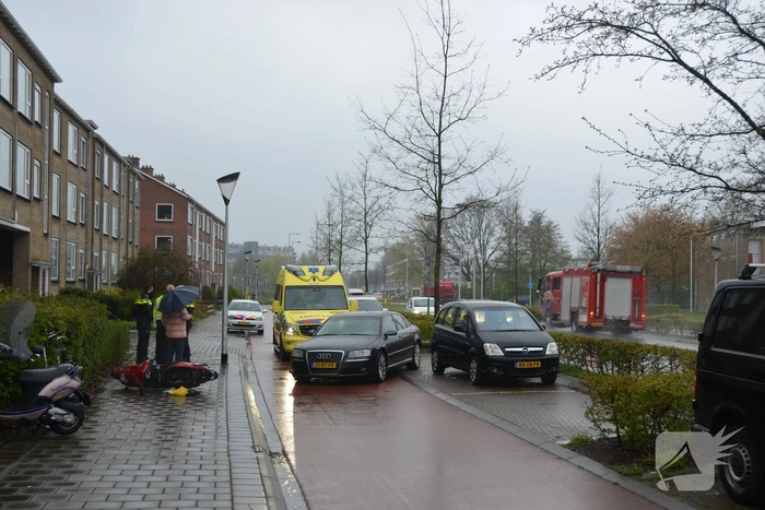 Automobilist ramt scooter na verlaten parkeervak