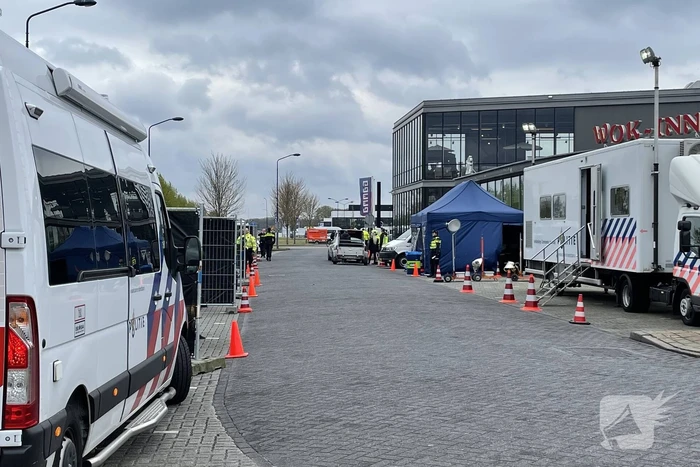 Grote politiecontrole op parkeerplaats