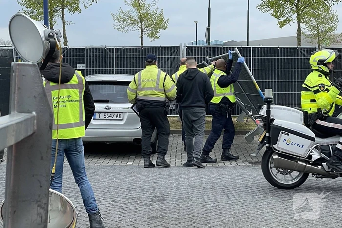 Grote politiecontrole op parkeerplaats