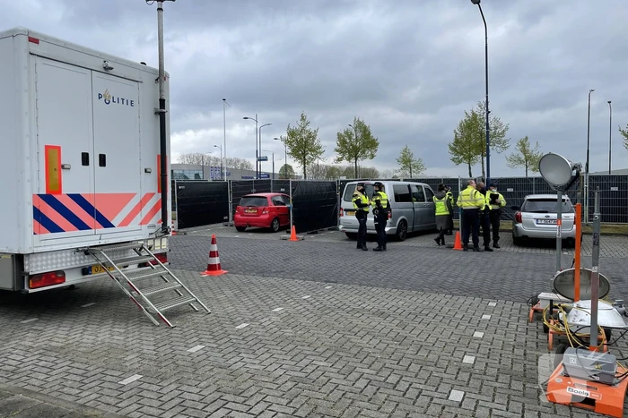 Grote politiecontrole op parkeerplaats