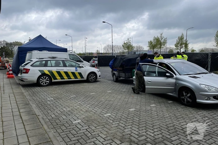 Grote politiecontrole op parkeerplaats