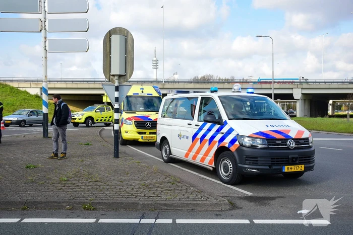 Auto slaat over de kop bij aanrijding