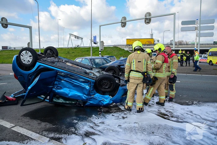 Auto slaat over de kop bij aanrijding