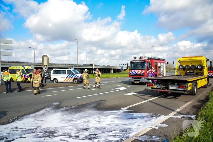 Auto slaat over de kop bij aanrijding