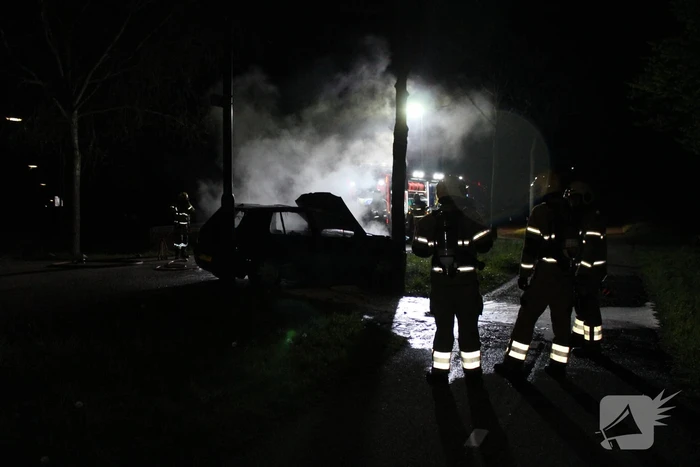 Auto verwoest door brand na botsing tegen boom
