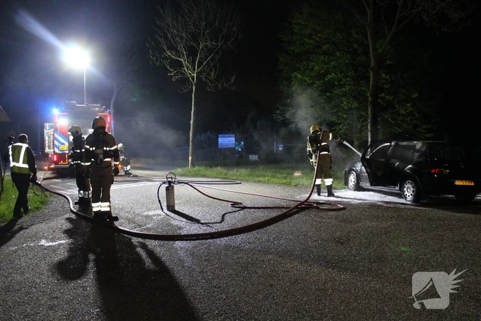 Auto verwoest door brand na botsing tegen boom