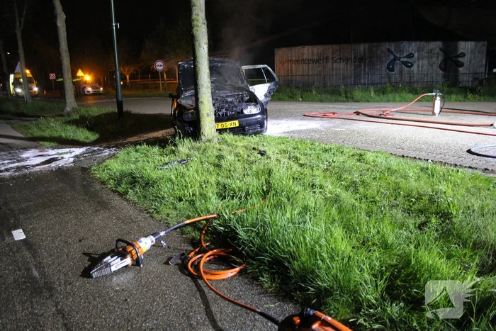Auto verwoest door brand na botsing tegen boom