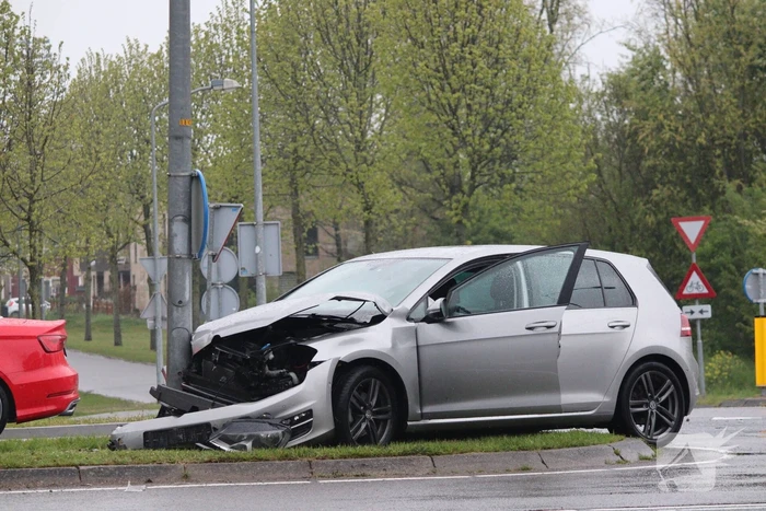 Auto knalt op lantaarnpaal bij verkeersongeval