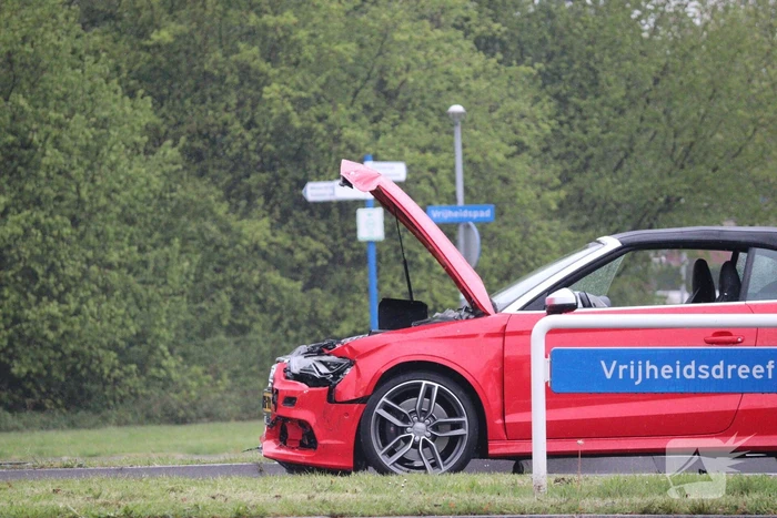 Auto knalt op lantaarnpaal bij verkeersongeval