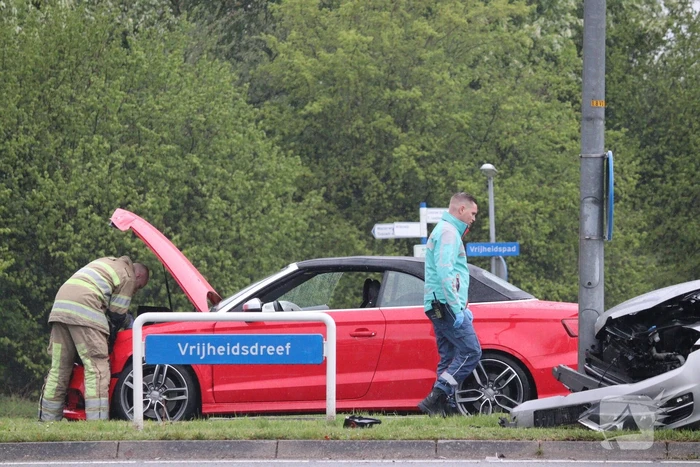 Auto knalt op lantaarnpaal bij verkeersongeval