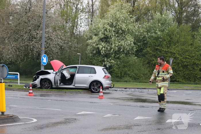Auto knalt op lantaarnpaal bij verkeersongeval