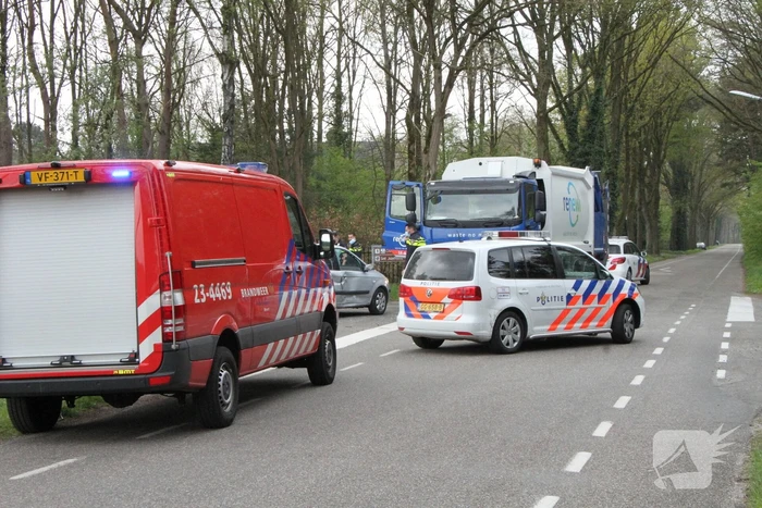 Vuilniswagen en personenauto botsen op kruising