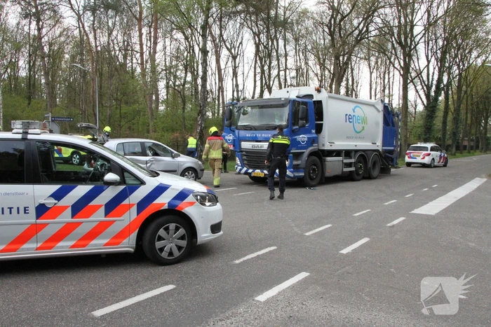 Vuilniswagen en personenauto botsen op kruising