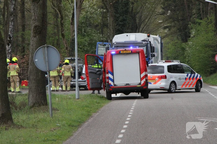 Vuilniswagen en personenauto botsen op kruising