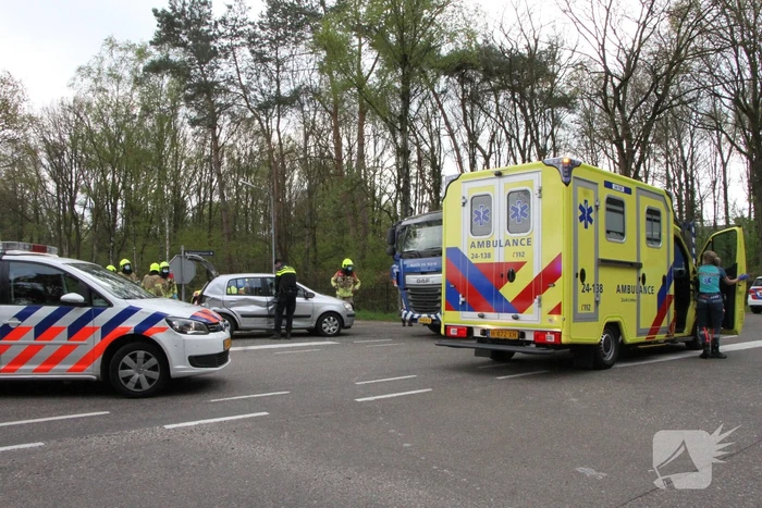 Vuilniswagen en personenauto botsen op kruising
