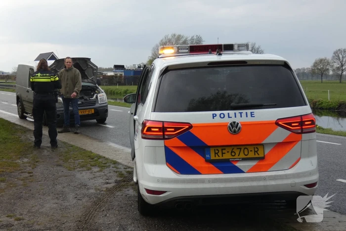 Veel schade bij botsing tussen auto en bestelbus