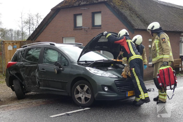 Veel schade bij botsing tussen auto en bestelbus