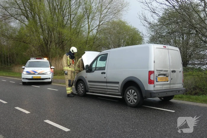 Veel schade bij botsing tussen auto en bestelbus