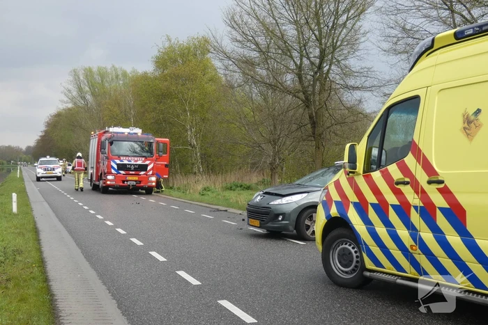 Veel schade bij botsing tussen auto en bestelbus