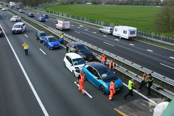 Snelweg afgesloten na verkeersongeval met meerdere voertuigen