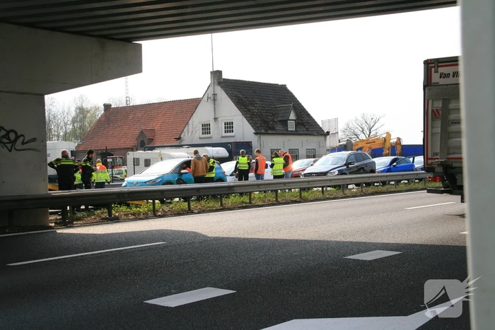 Snelweg afgesloten na verkeersongeval met meerdere voertuigen
