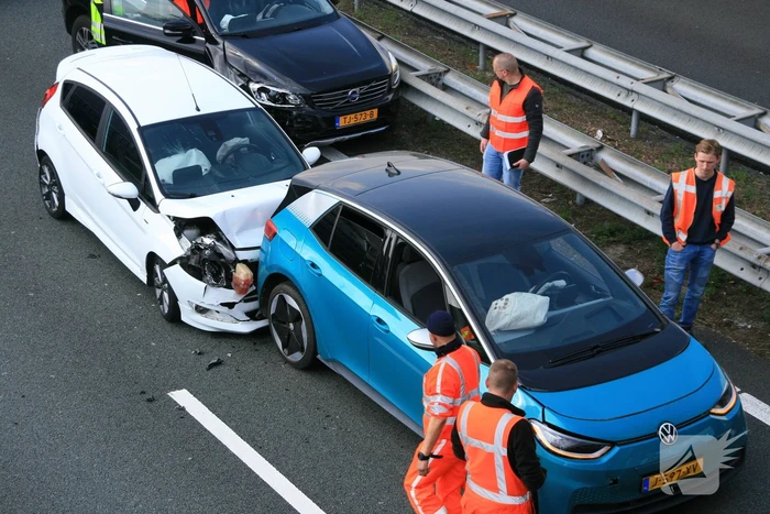 Snelweg afgesloten na verkeersongeval met meerdere voertuigen