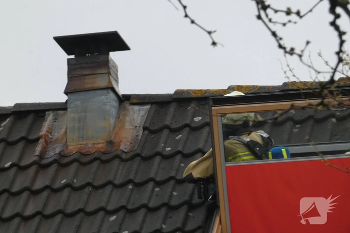 Brand in schoorsteen van woning