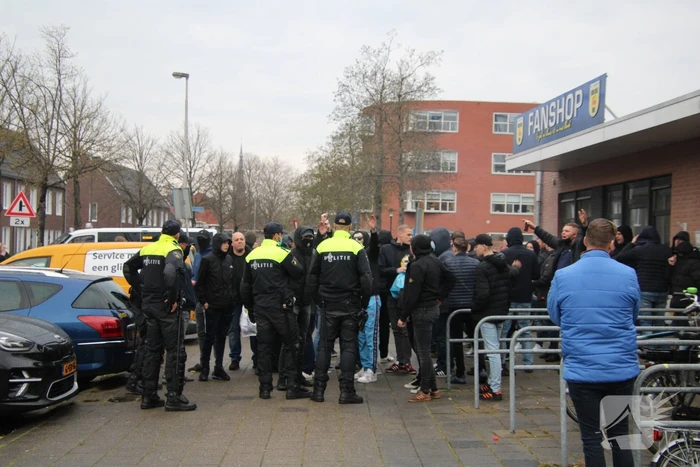 Veel supporters en vuurwerk bij voetbalstadion Cambuur