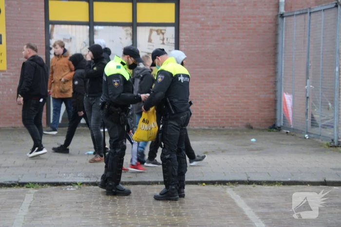 Veel supporters en vuurwerk bij voetbalstadion Cambuur