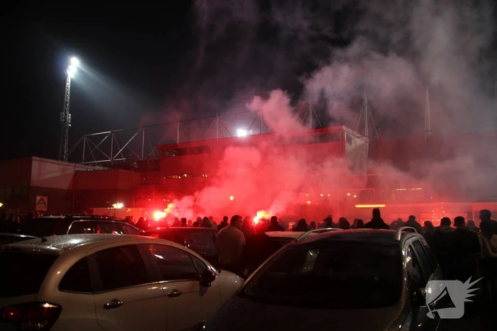 Veel supporters en vuurwerk bij voetbalstadion Cambuur