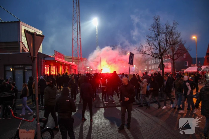 Veel supporters en vuurwerk bij voetbalstadion Cambuur