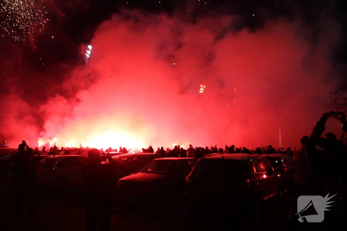 Veel supporters en vuurwerk bij voetbalstadion Cambuur