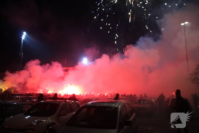 Veel supporters en vuurwerk bij voetbalstadion Cambuur