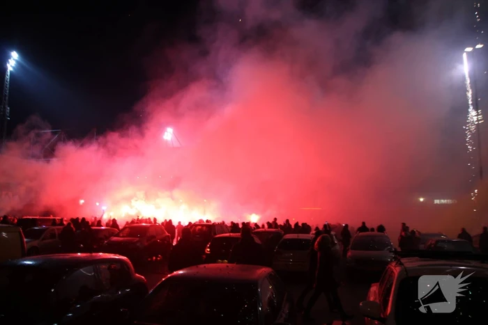 Veel supporters en vuurwerk bij voetbalstadion Cambuur