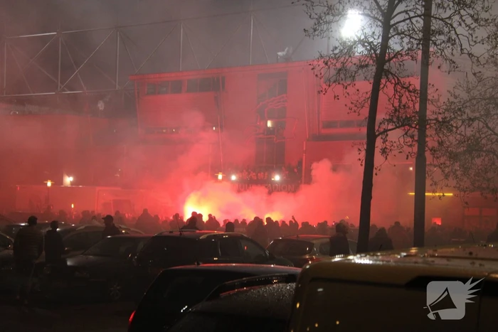 Veel supporters en vuurwerk bij voetbalstadion Cambuur