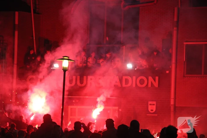 Veel supporters en vuurwerk bij voetbalstadion Cambuur