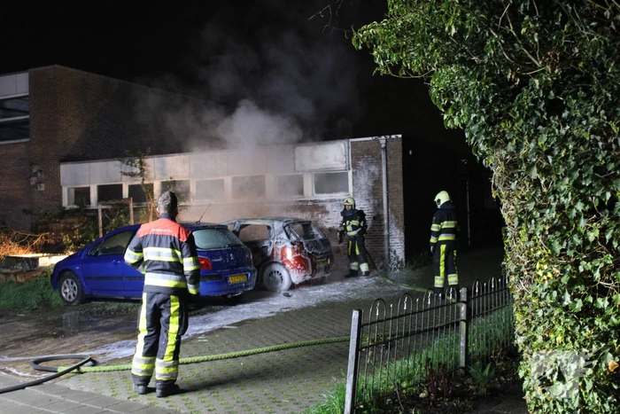 Geparkeerde auto verwoest door brand