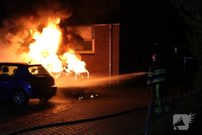 Geparkeerde auto verwoest door brand