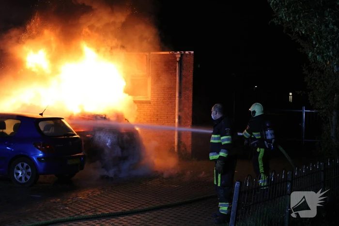 Geparkeerde auto verwoest door brand