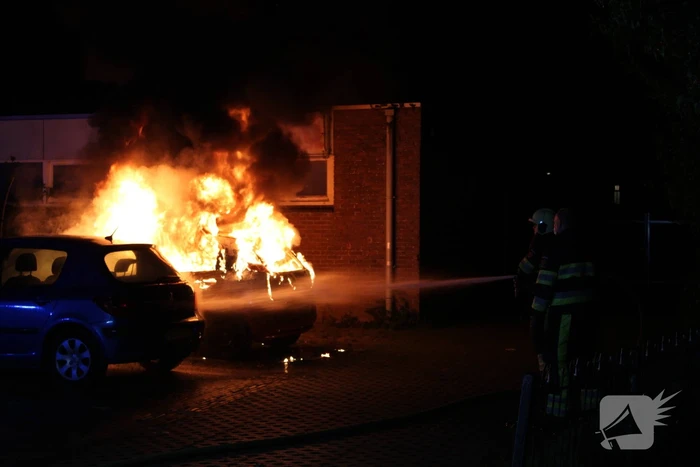 Geparkeerde auto verwoest door brand