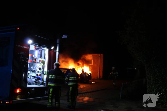 Geparkeerde auto verwoest door brand