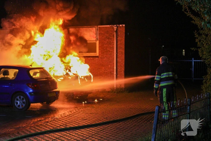 Geparkeerde auto verwoest door brand