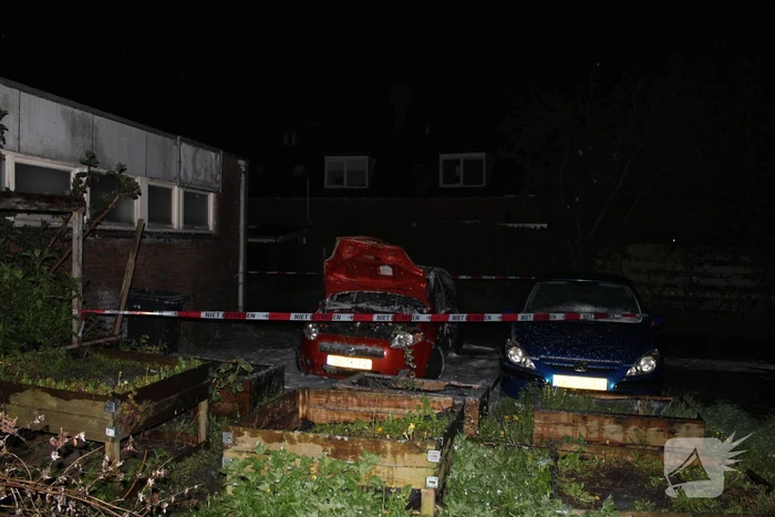 Geparkeerde auto verwoest door brand