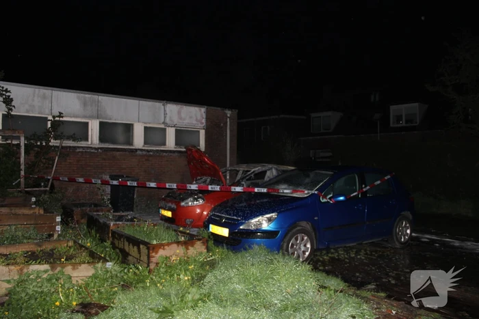 Geparkeerde auto verwoest door brand