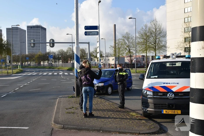 Auto klapt vol op ANWB paal en is total-loss