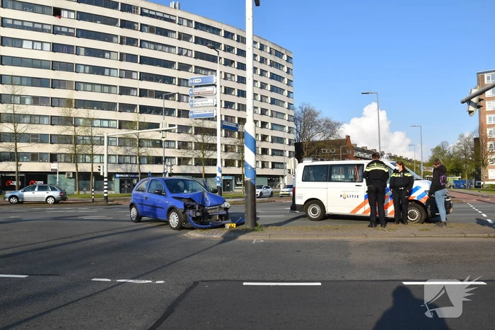Auto klapt vol op ANWB paal en is total-loss