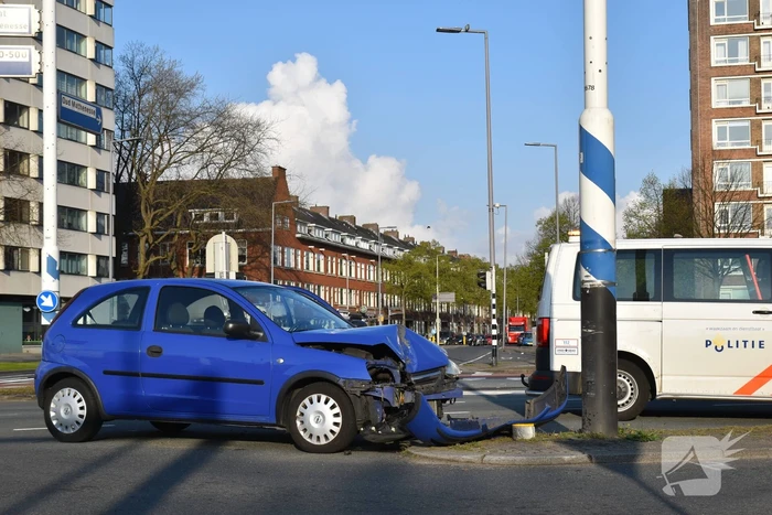 Auto klapt vol op ANWB paal en is total-loss