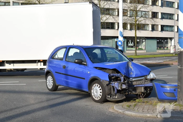 Auto klapt vol op ANWB paal en is total-loss