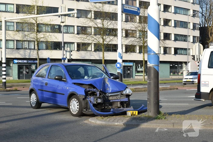Auto klapt vol op ANWB paal en is total-loss