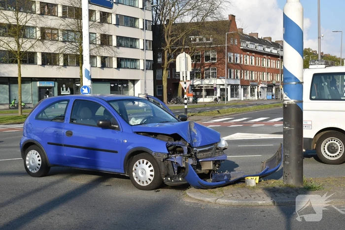 Auto klapt vol op ANWB paal en is total-loss